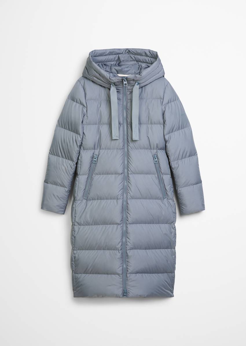 Hooded down coat fitted with water-repellent surface