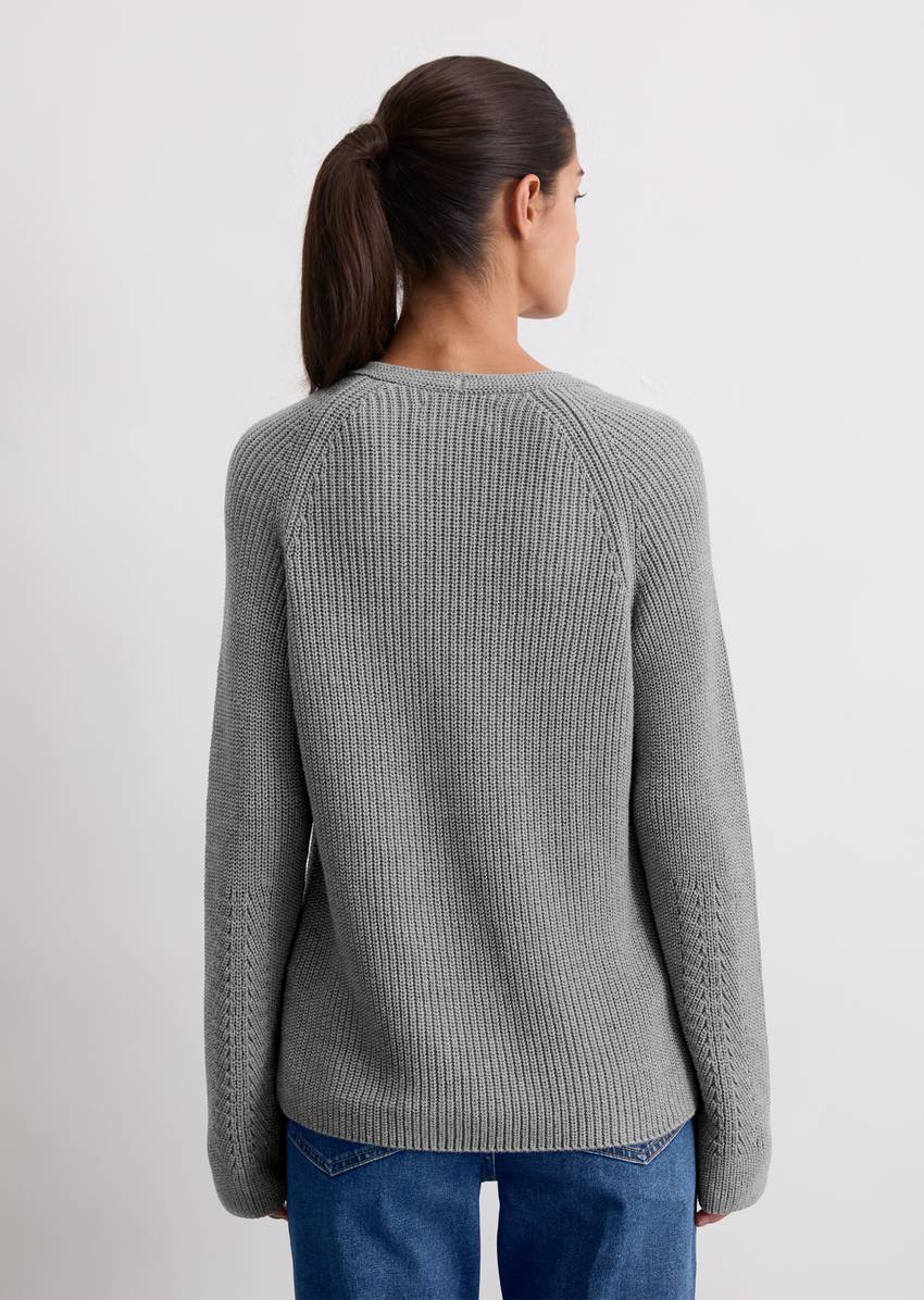 V-neck knitted sweater relaxed made from soft cotton yarn