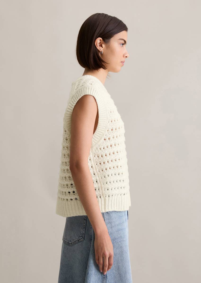 Sweater regular made from a soft virgin wool blend