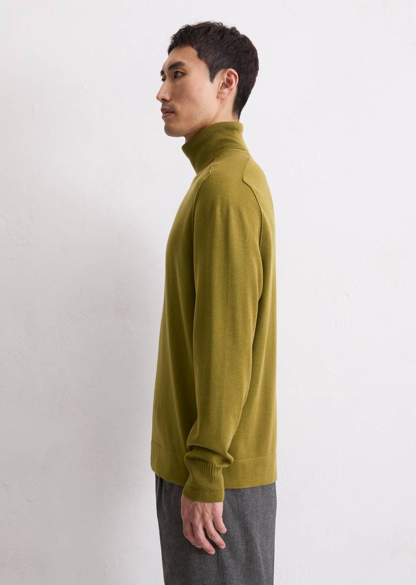 Regular turtleneck sweater made from soft merino wool
