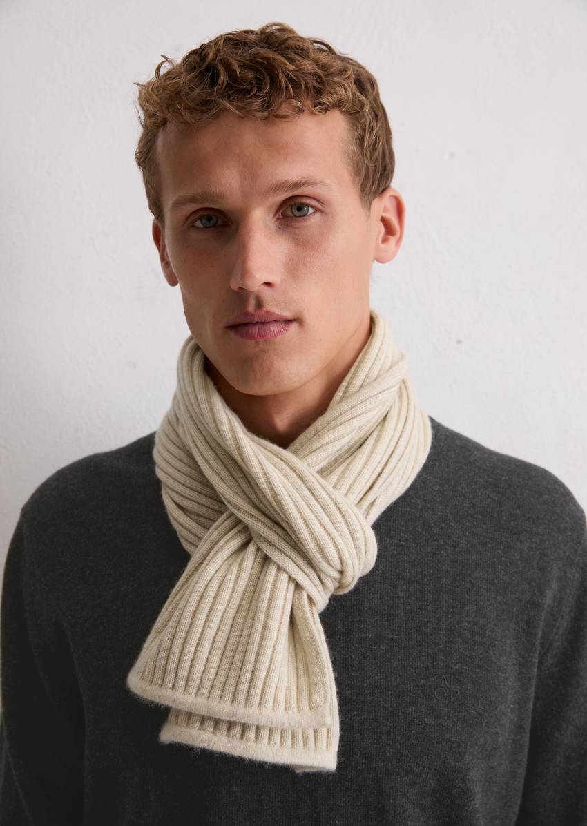 Knitted scarf made from the finest cashmere
