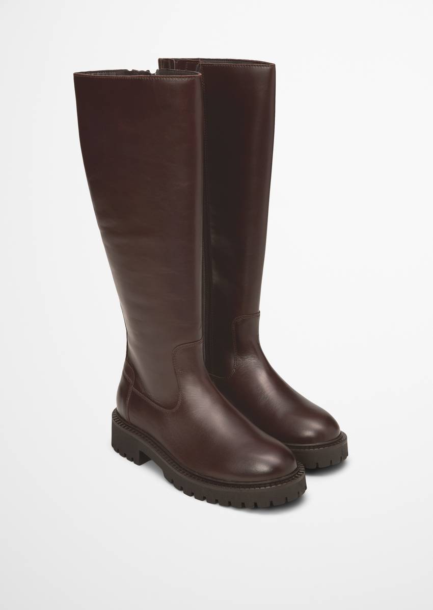 Long-shaft boots model Phia with a strong profile