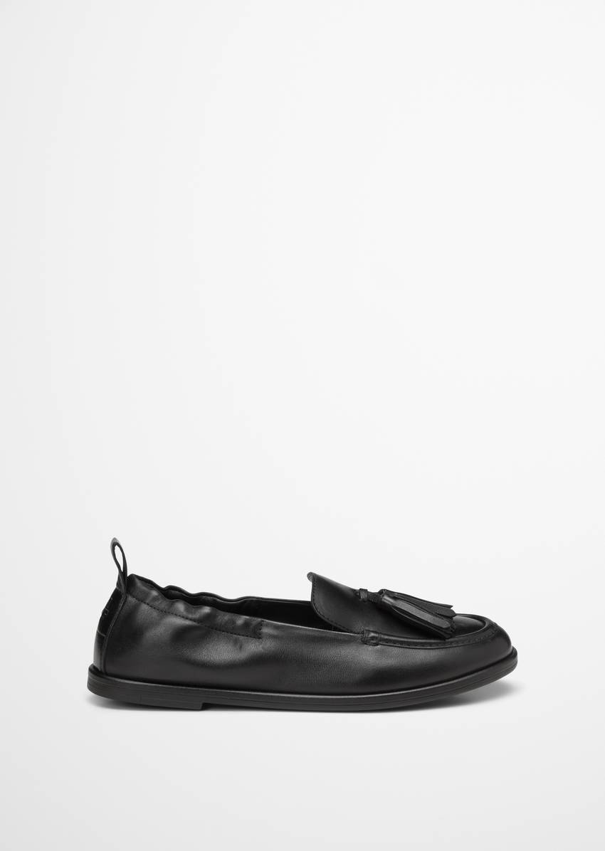 Loafer with elastic heel edge