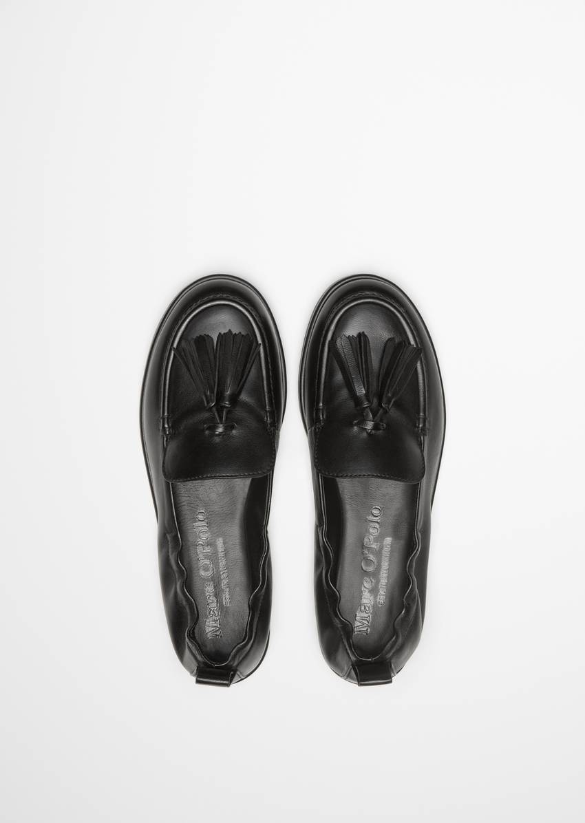 Loafer with elastic heel edge