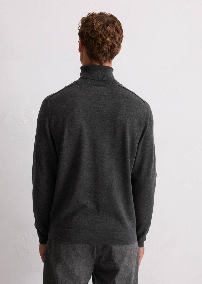 Regular turtleneck sweater made from soft merino wool