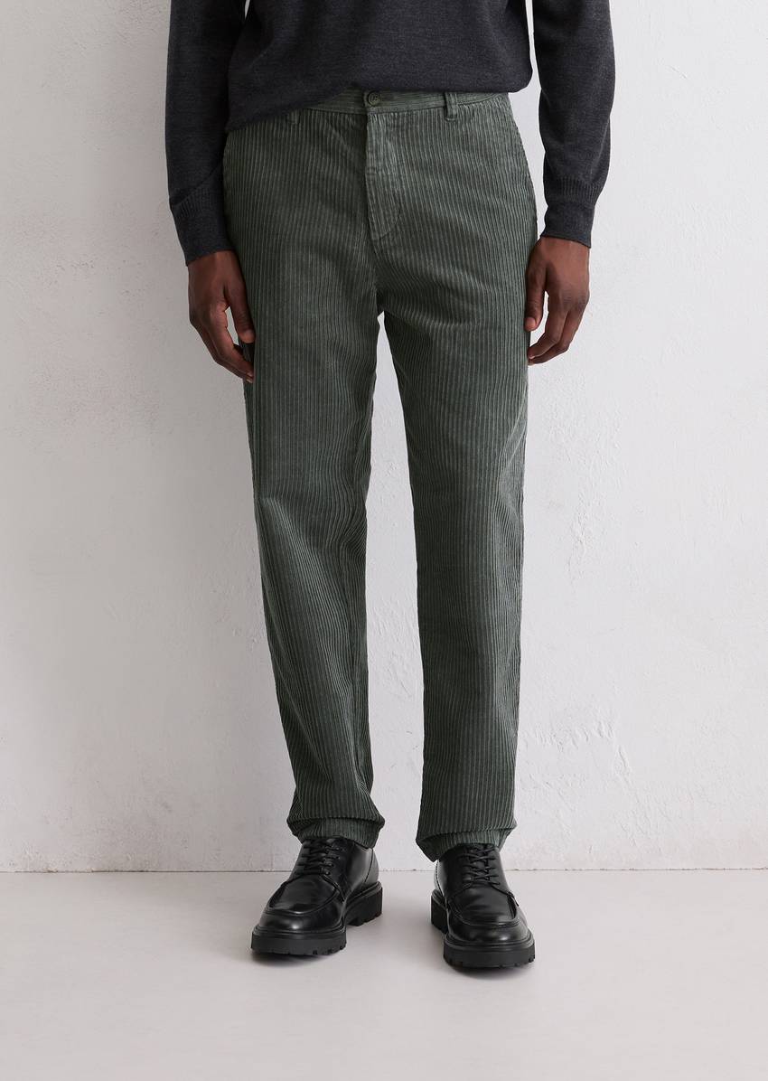 Relaxed corduroy trousers with wide ribbed structure