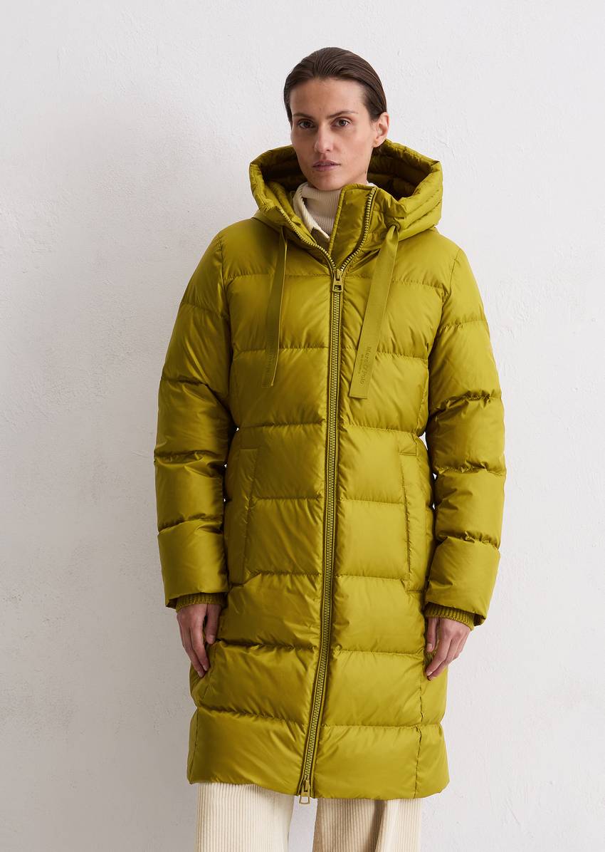 Hooded down coat shaped with water-repellent surface