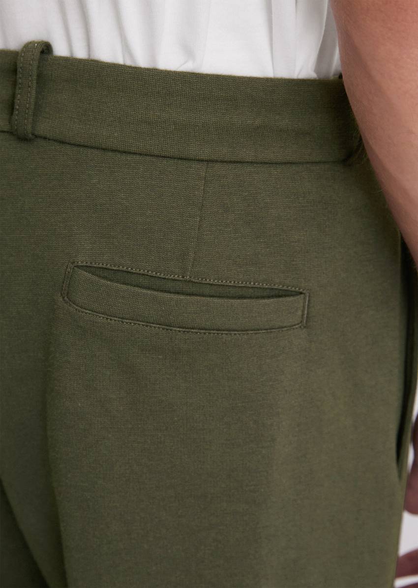 Regular sweatpants made from a stretchy organic cotton blend
