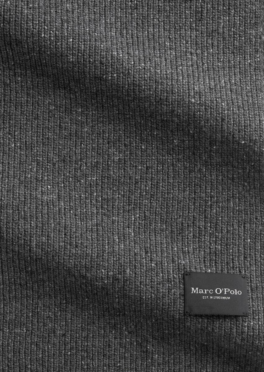 Knitted scarf made from a recycled sheep's wool mix