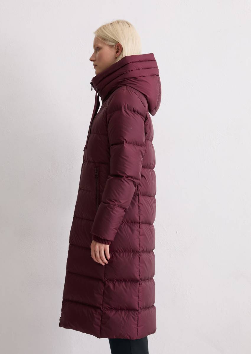 Hooded down coat fitted with water-repellent surface