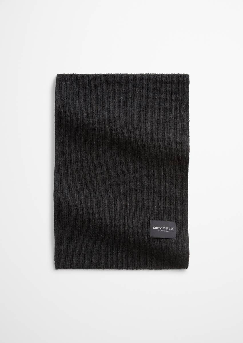 Knitted scarf made from a recycled sheep's wool mix