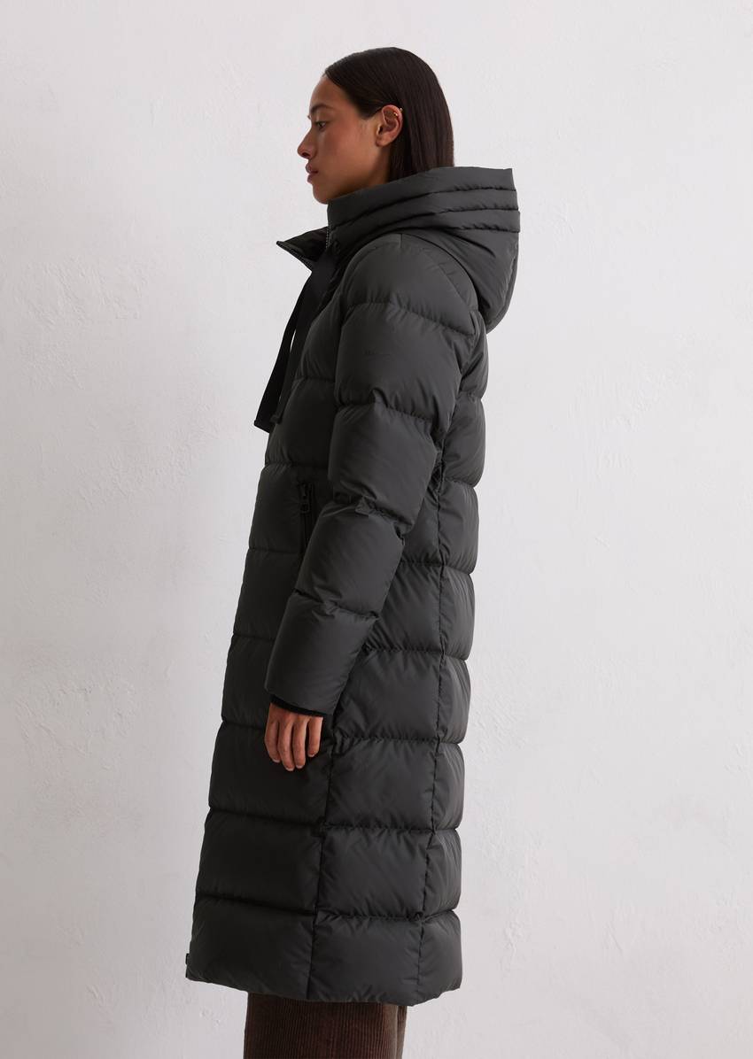 Hooded down coat fitted with water-repellent surface