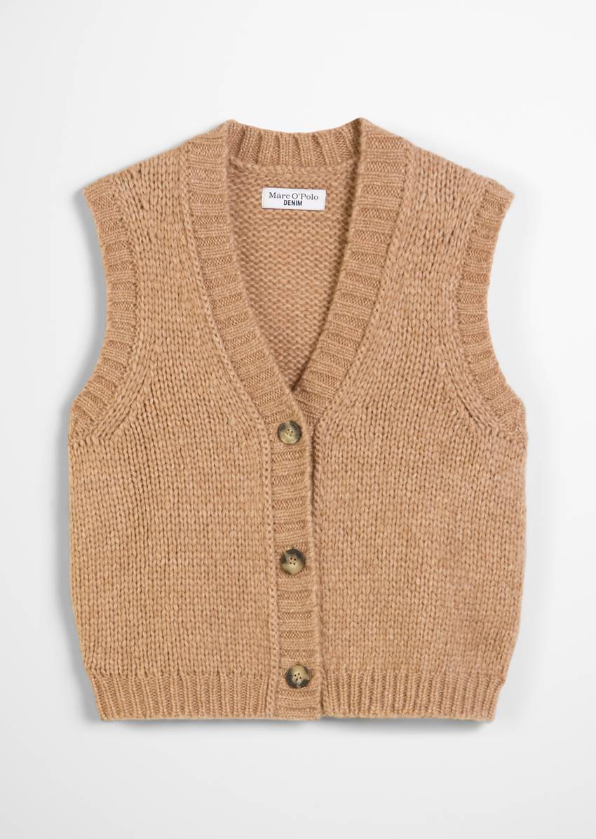 Sleeveless cropped cardigan made from a cozy virgin wool/alpaca blend