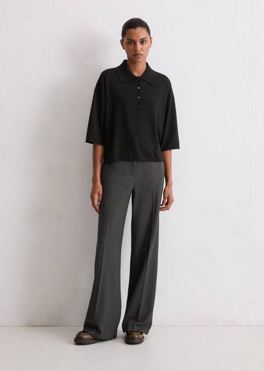 Fine knit polo shirt loose made from a soft virgin wool blend