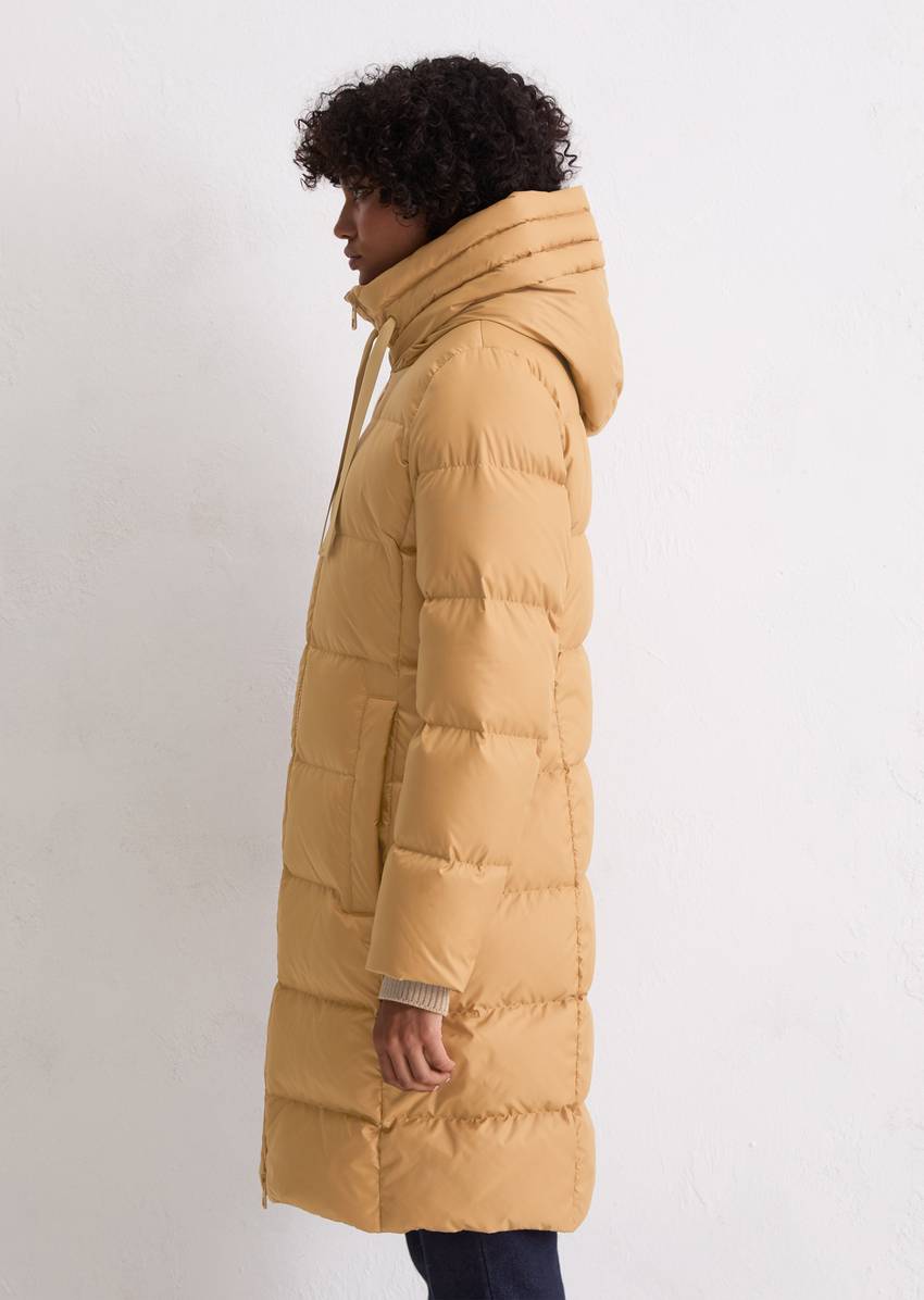Hooded down coat shaped with water-repellent surface