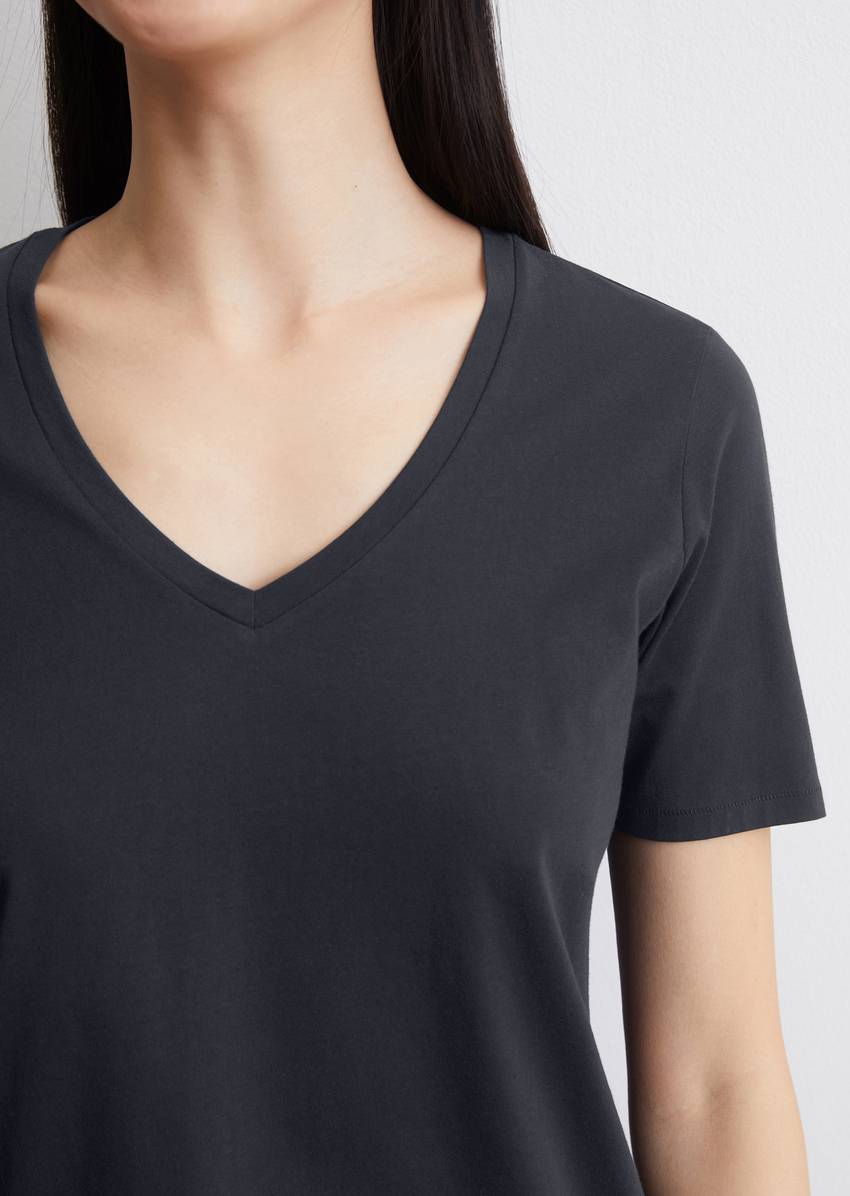 V-neck T-shirt, regular fit made of organic cotton