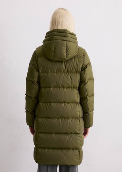 Hooded down coat shaped with water-repellent surface