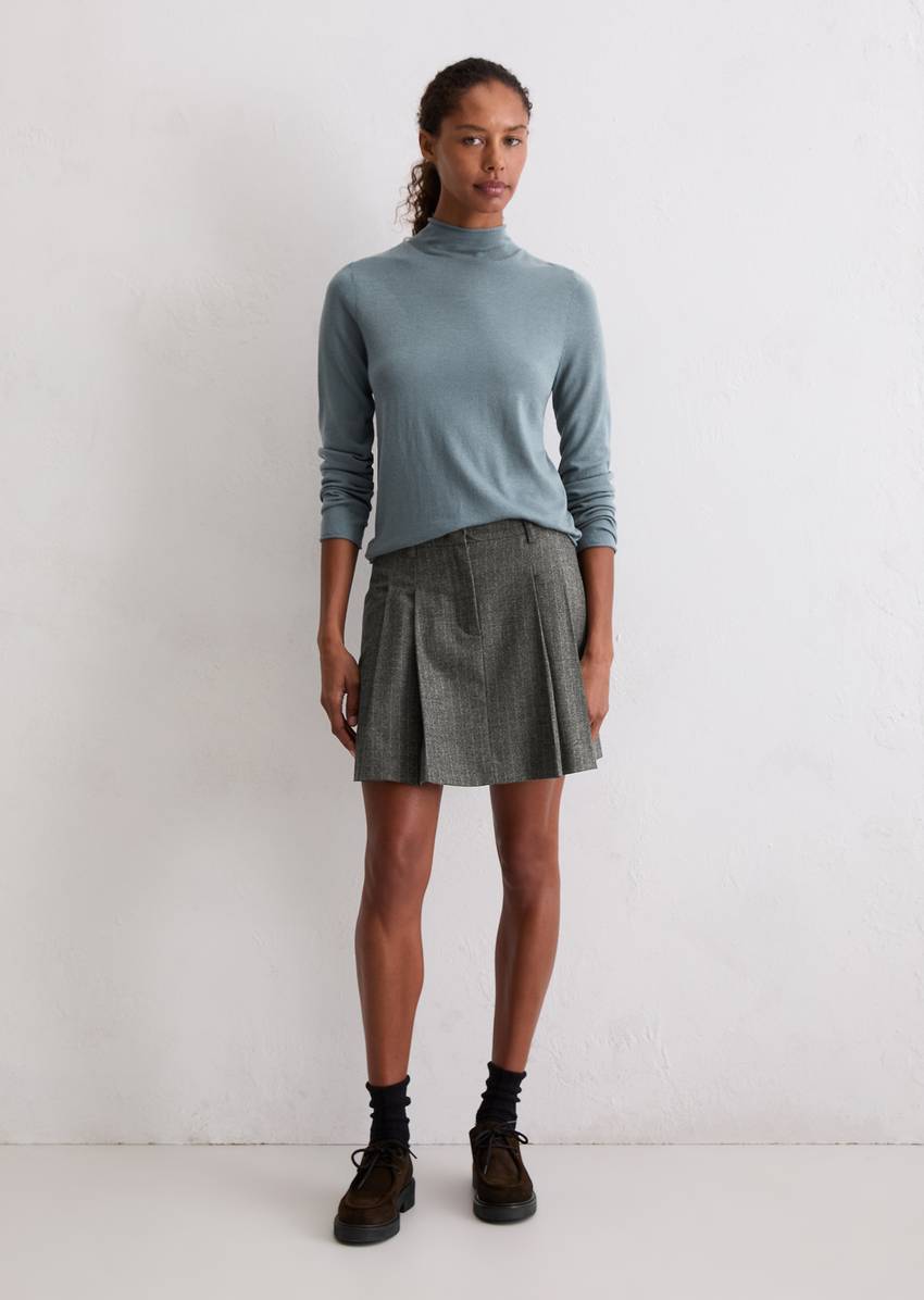 Turtleneck sweater slim made from a fine virgin wool/viscose blend