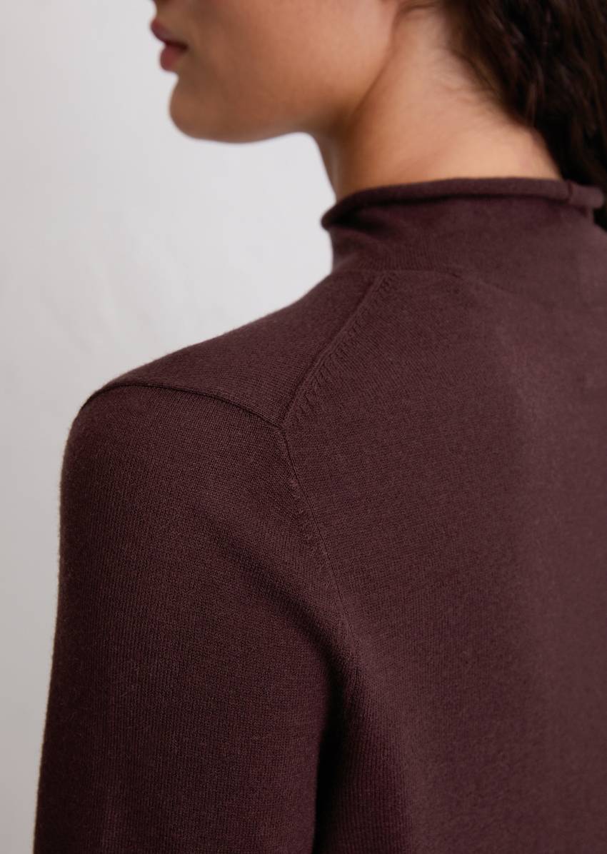 Turtleneck sweater slim made from a fine virgin wool/viscose blend