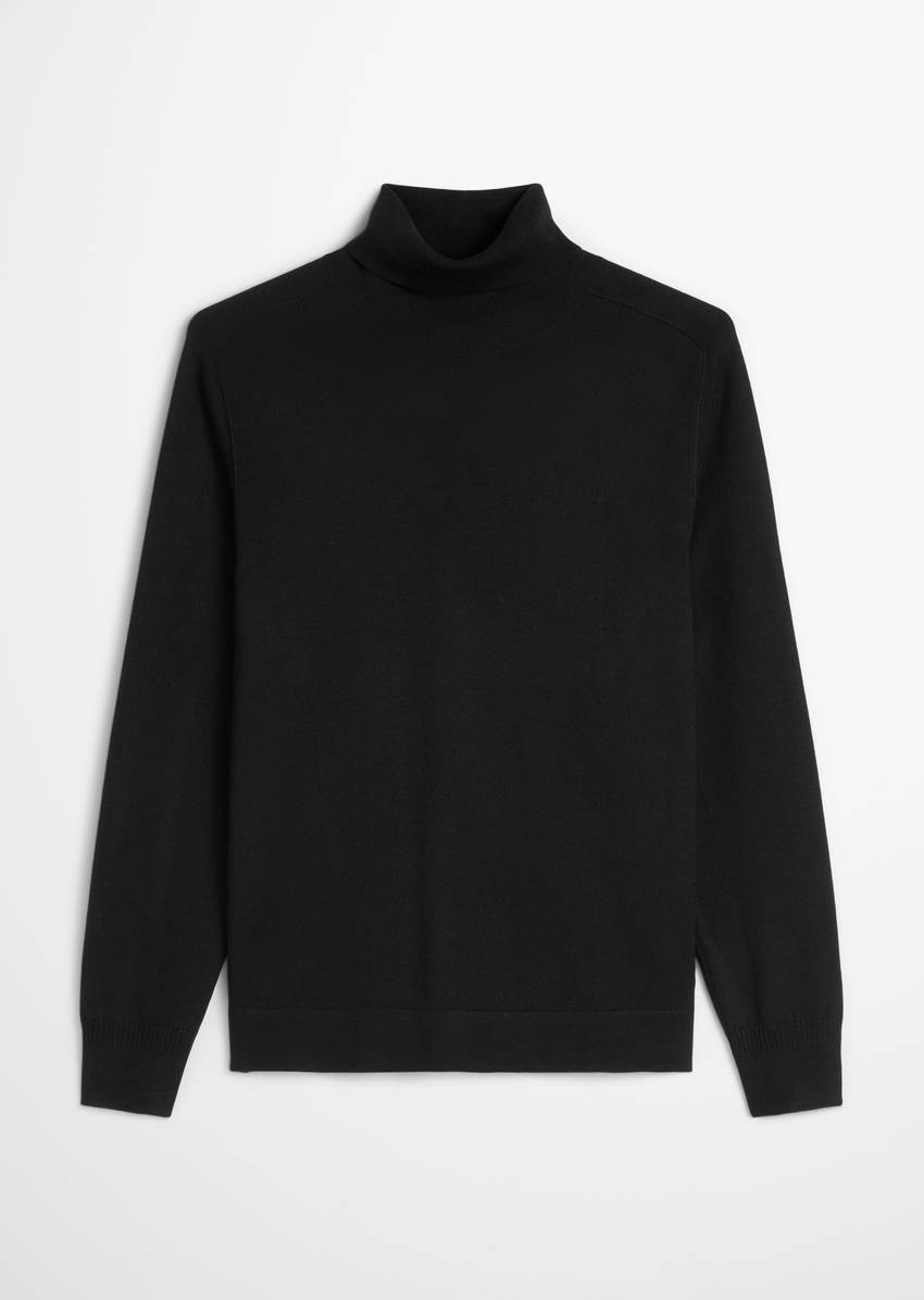 Regular turtleneck sweater made from soft merino wool