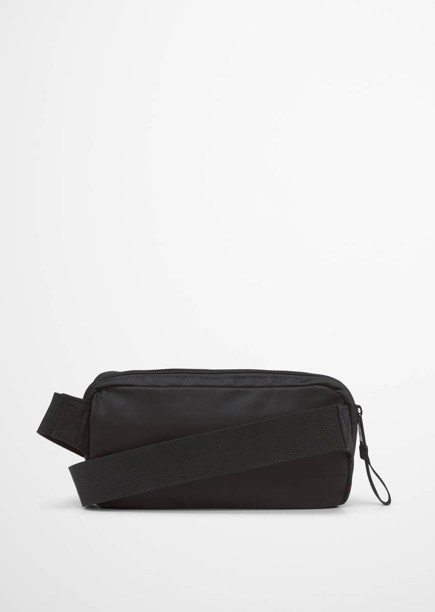 Fanny pack with outer compartment