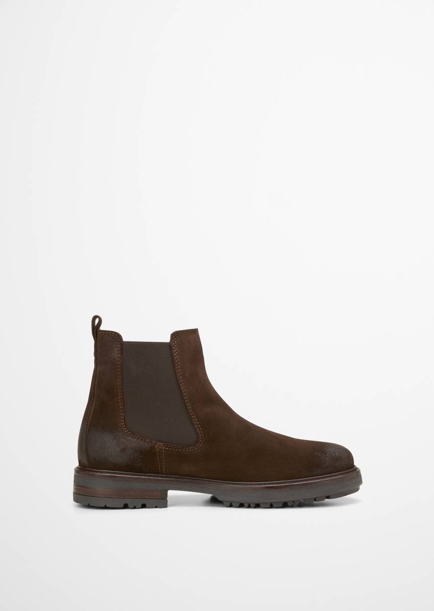 Chelsea boot made from fine suede cowhide