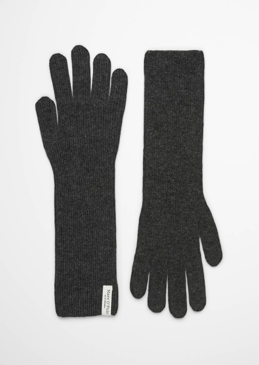 Finger gloves made from a virgin wool-cashmere wool blend