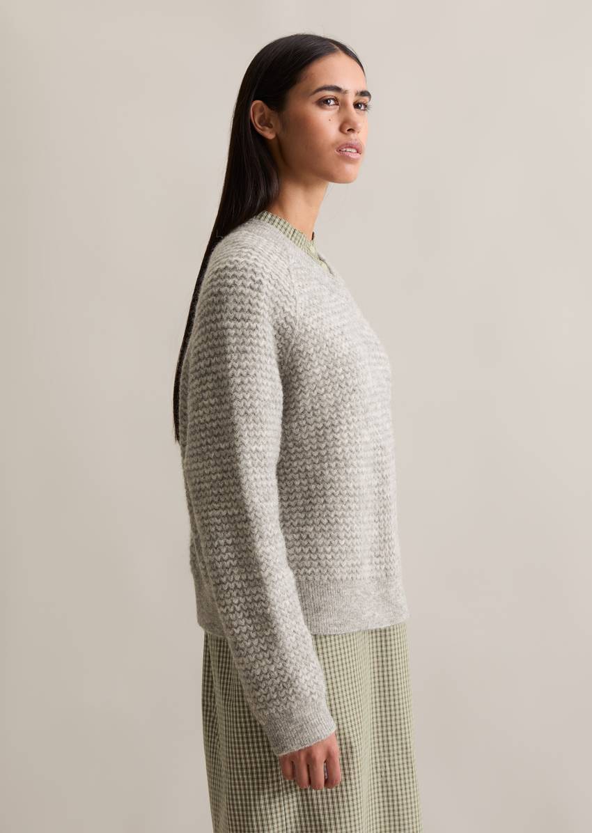 Cropped V-neck knitted sweater made from a soft virgin wool/alpaca wool blend
