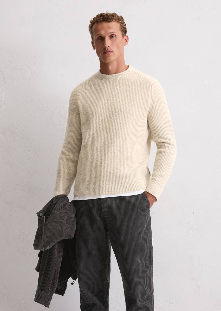 Sweater regular made from a soft virgin wool blend