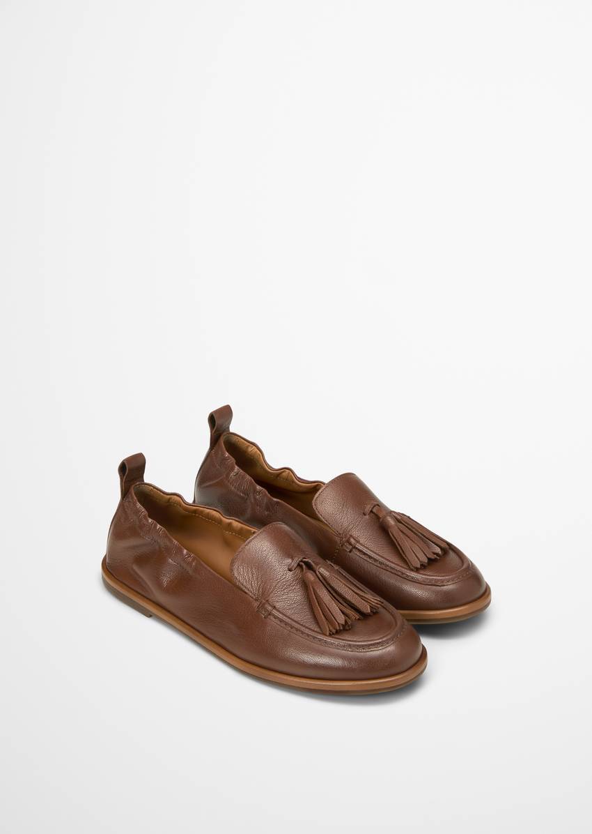 Loafer with elastic heel edge