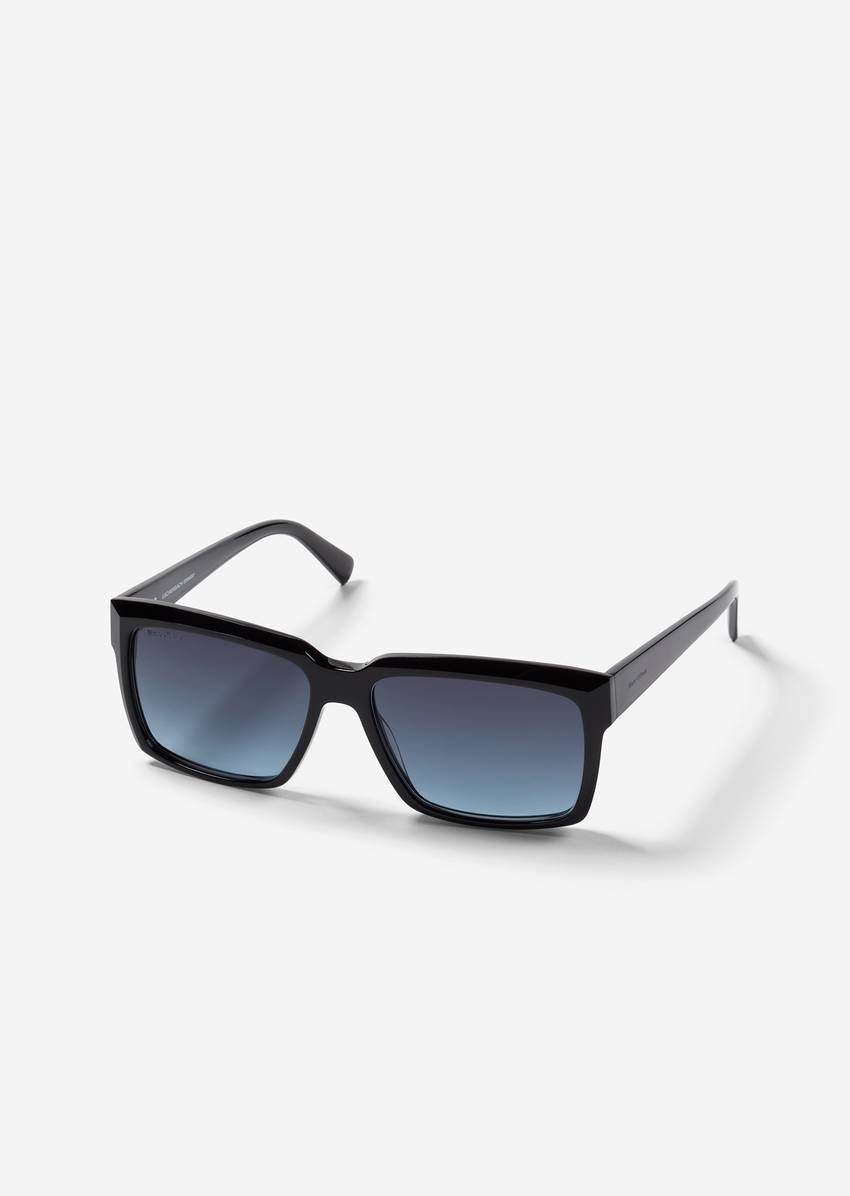 Men's sunglasses in a modern rectangular shape