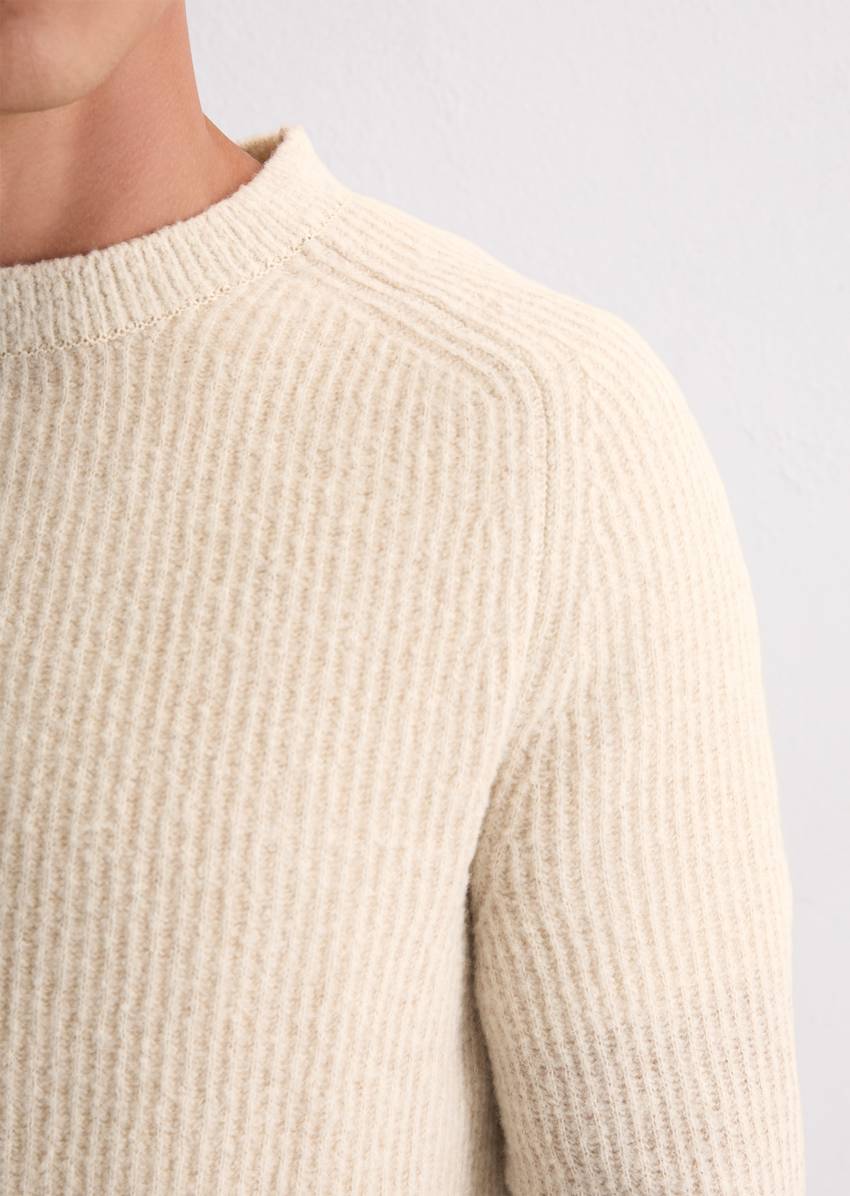 Sweater regular made from a soft virgin wool blend