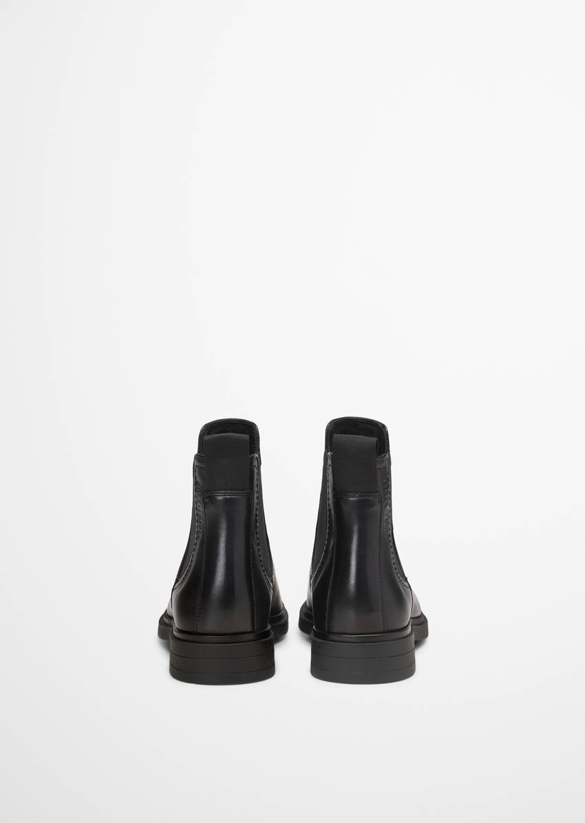 Chelsea boot made from fine cowhide