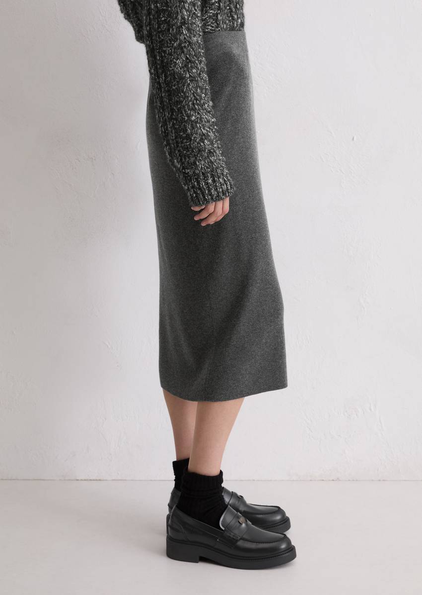Rib knit skirt shaped made from a soft virgin wool blend