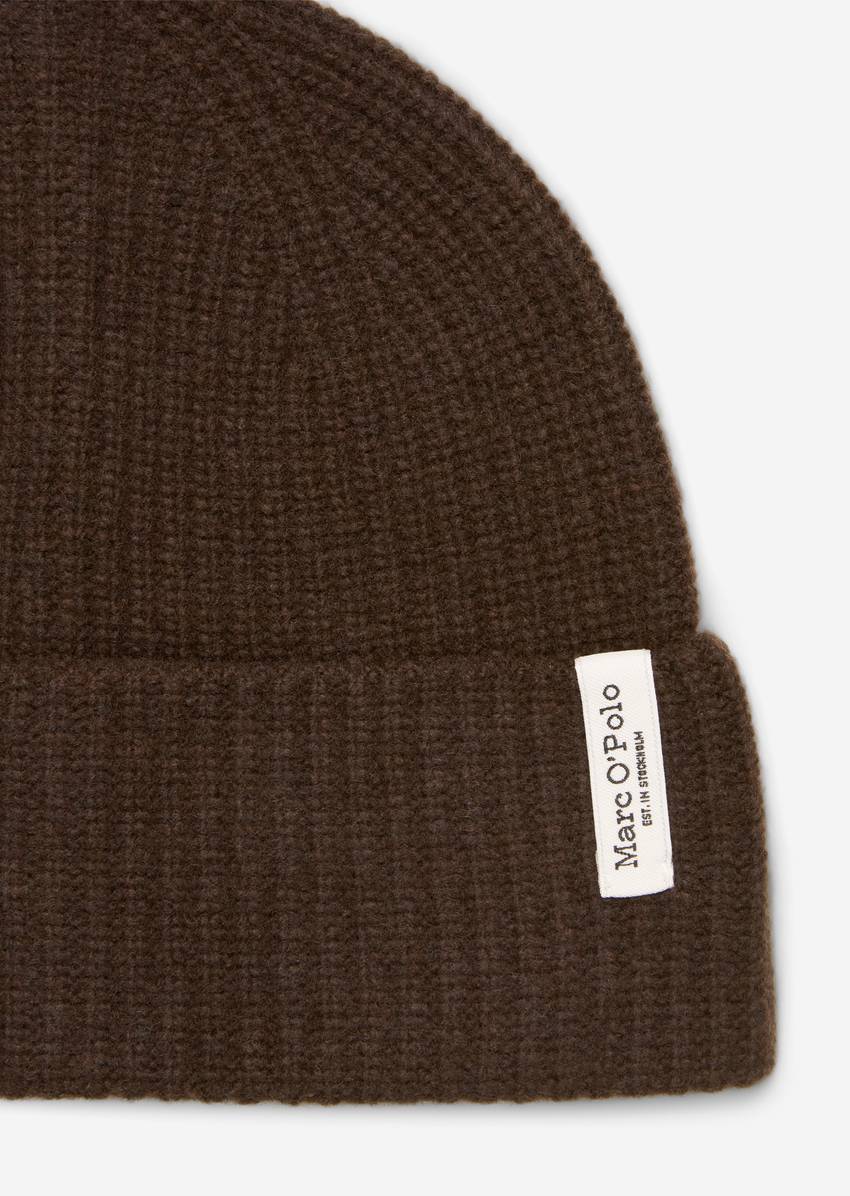 Knitted cap made from a merino wool mix