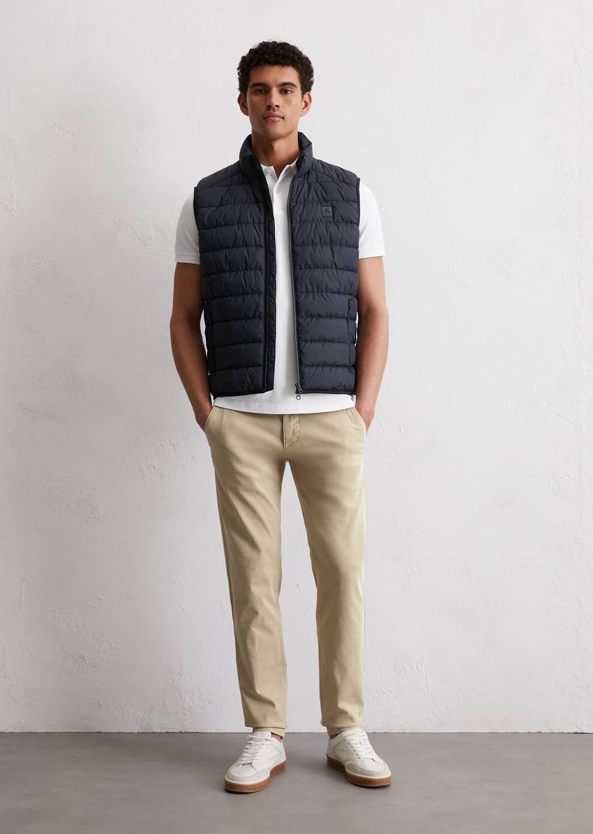 Regular quilted vest made of recycled fabric