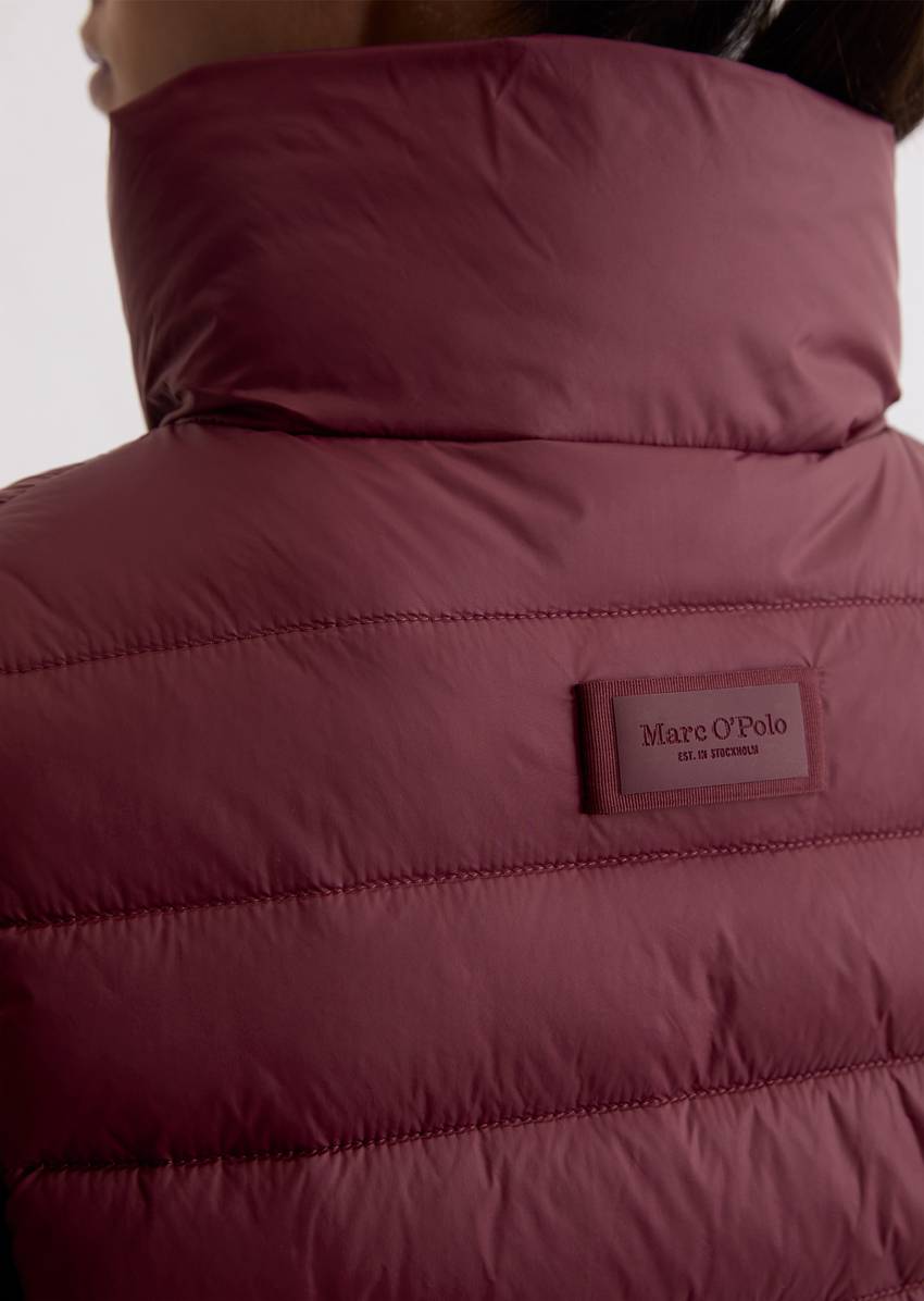 Lightweight quilted vest fitted with recycled materials