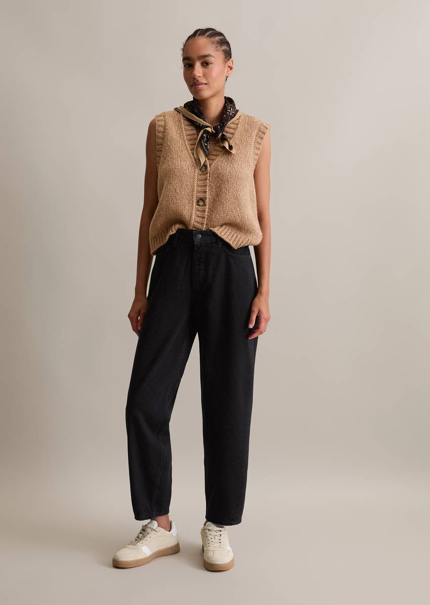 Sleeveless cropped cardigan made from a cozy virgin wool/alpaca blend