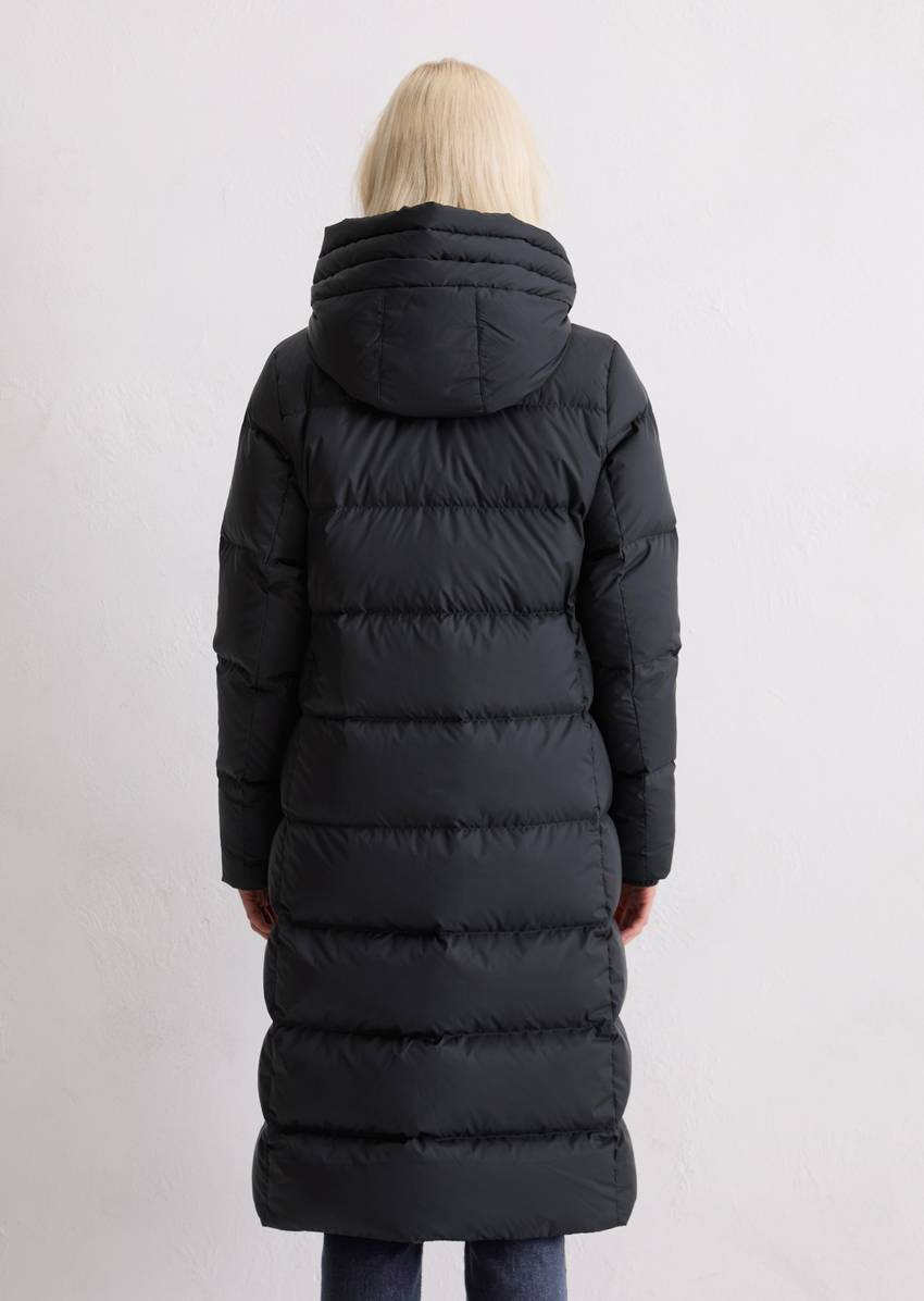 Hooded down coat fitted with water-repellent surface