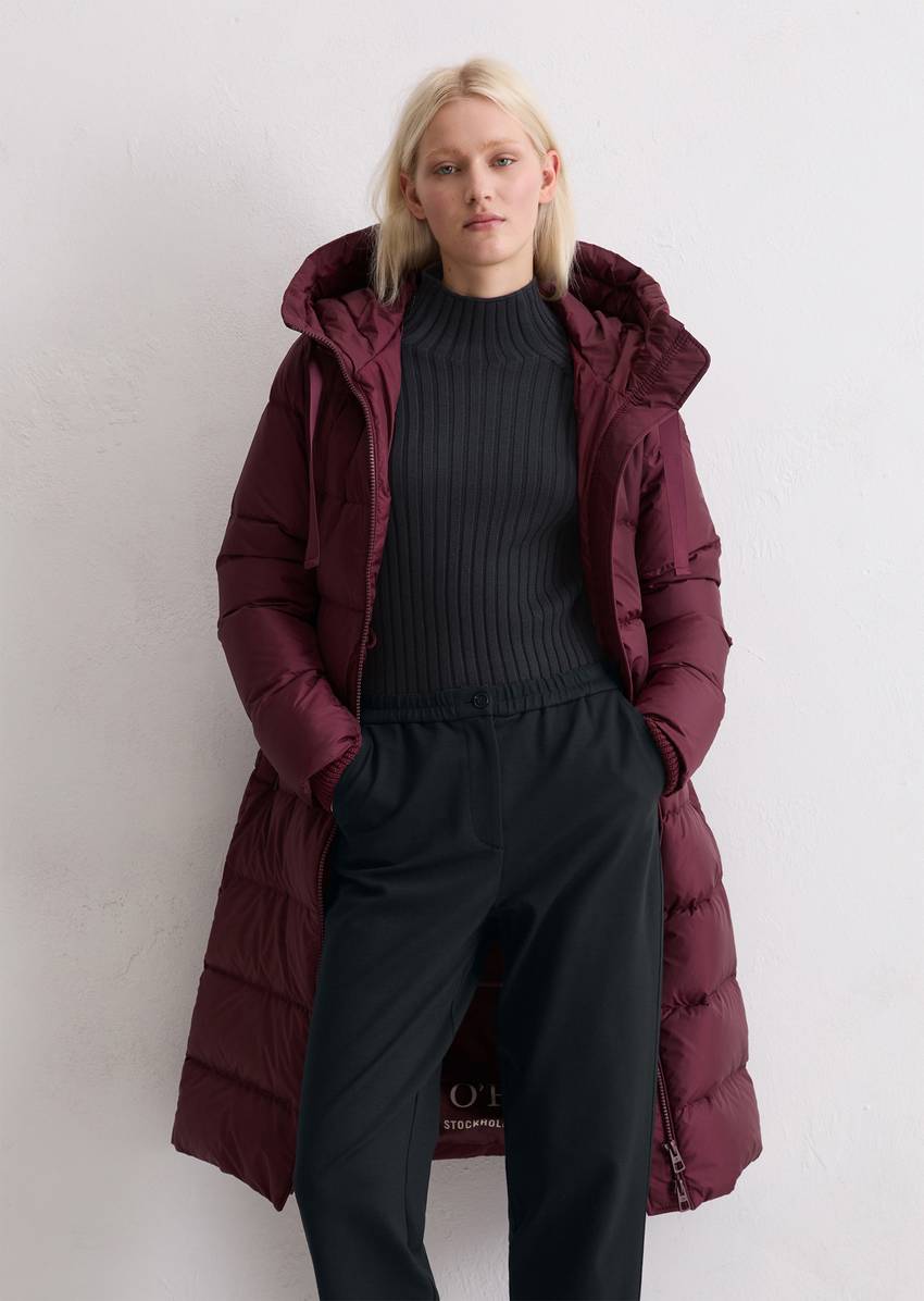 Hooded down coat fitted with water-repellent surface