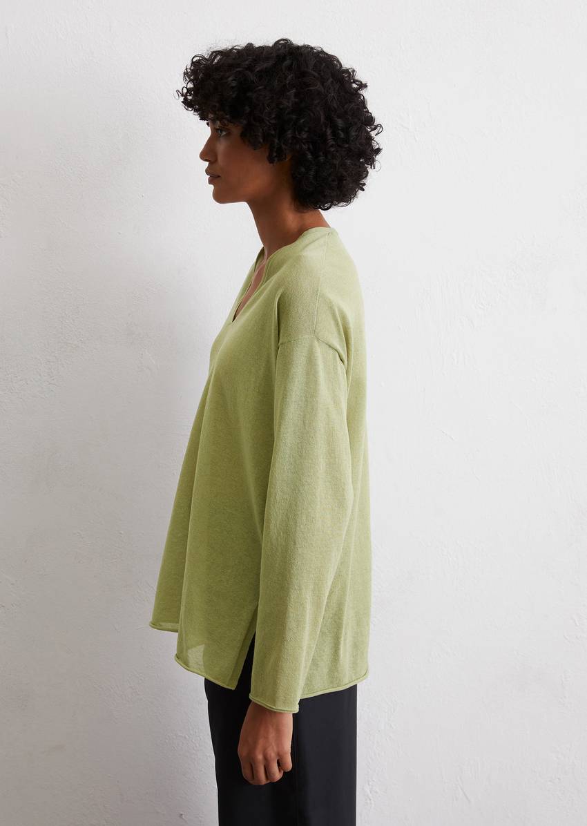 Fine knit sweater loose made from an organic cotton mix