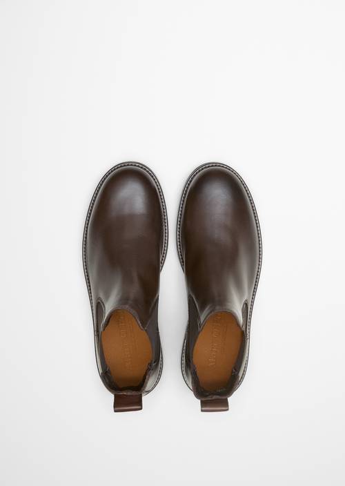 Chelsea boot made from fine cowhide