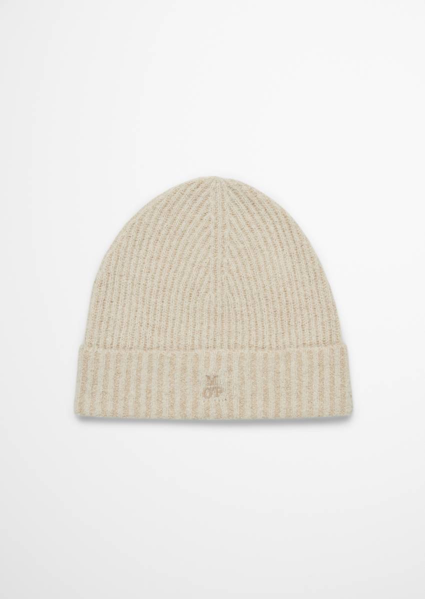 Cap made from a soft sheep's wool mix