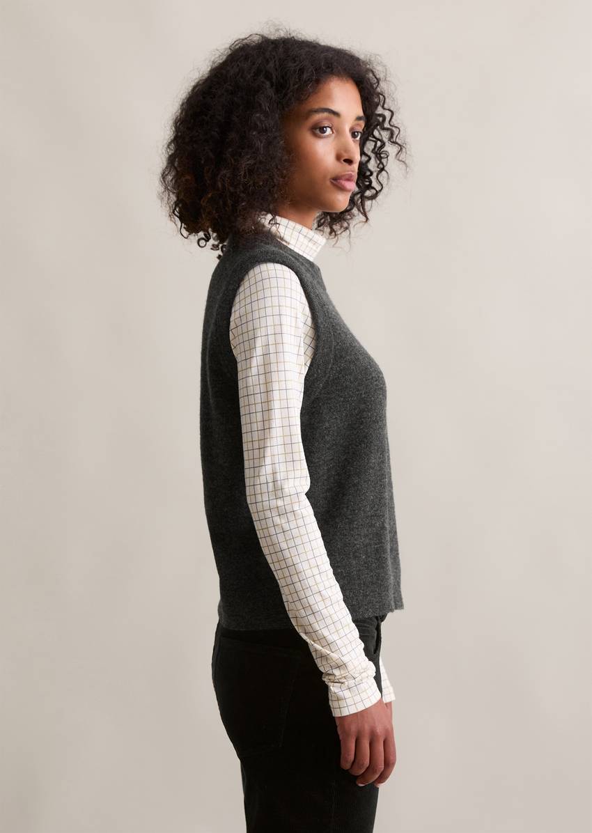 Sweater regular made from a soft virgin wool blend