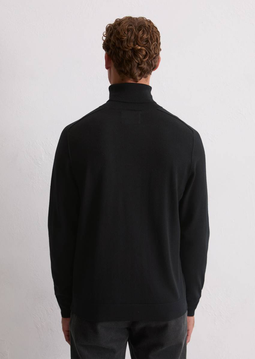 Regular turtleneck sweater made from soft merino wool