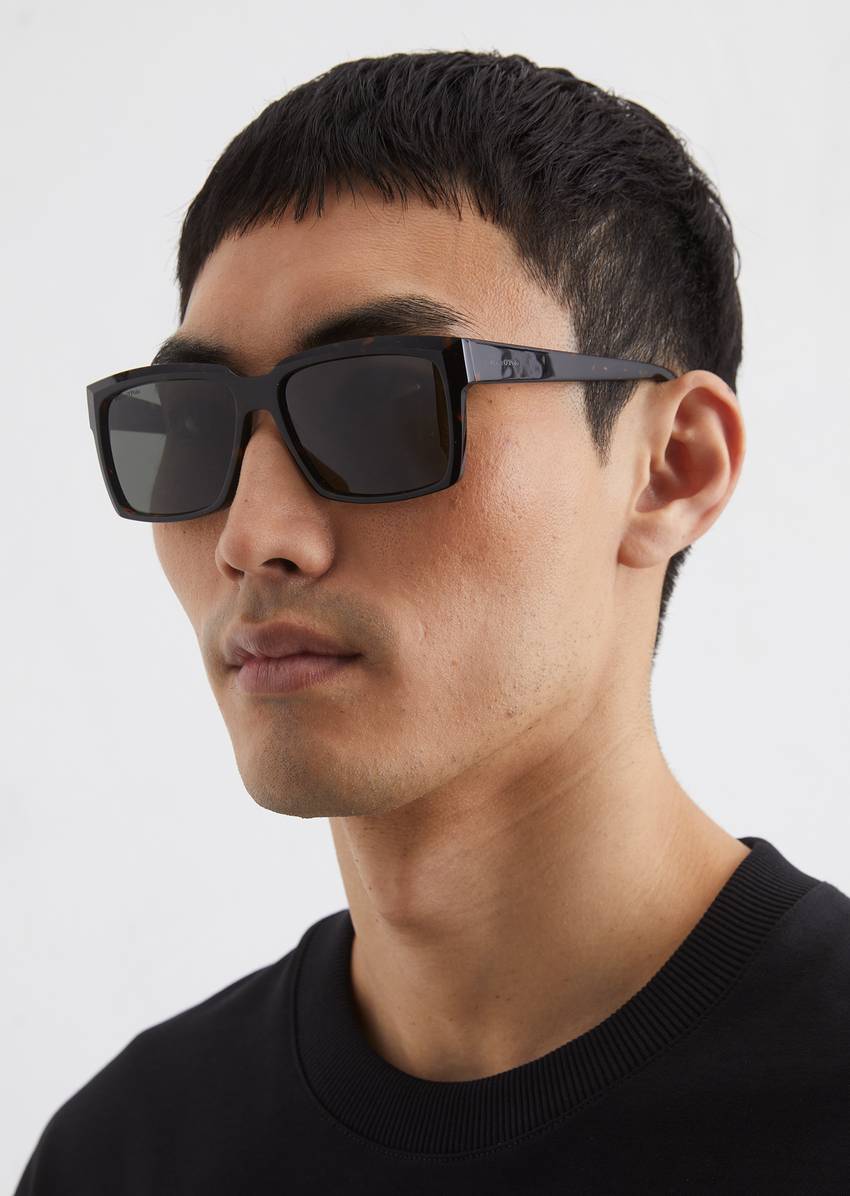 Men's sunglasses in a modern rectangular shape