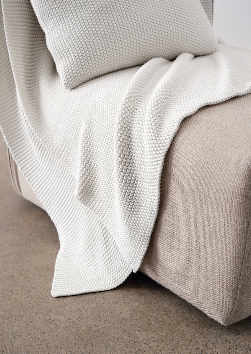 Plaid Model Nordic Knit made from pure organic cotton