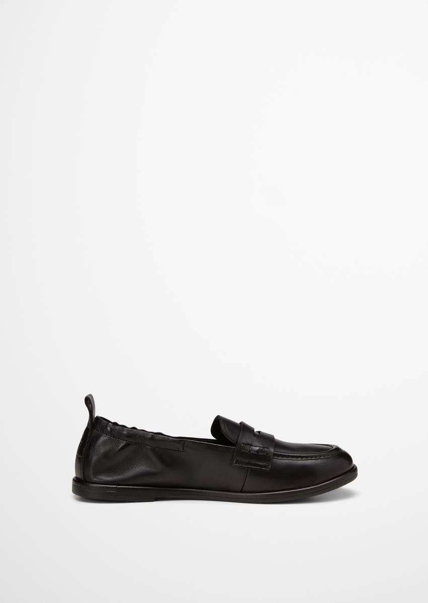 Loafer with elastic heel edge