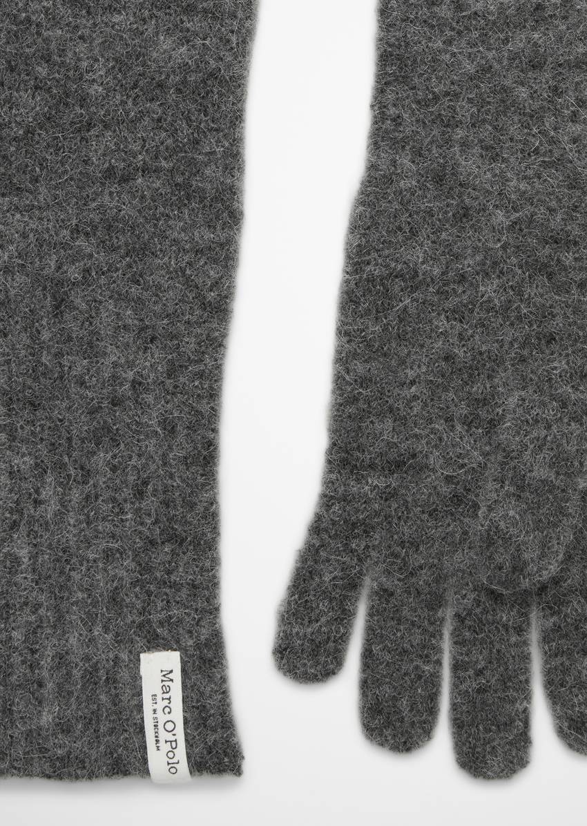 Gloves made from a wool/alpaca wool mix