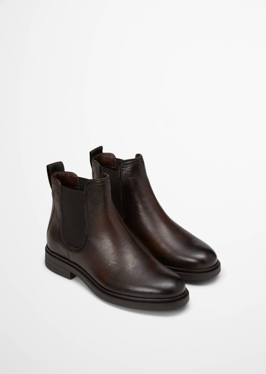 Chelsea boot made from fine cowhide